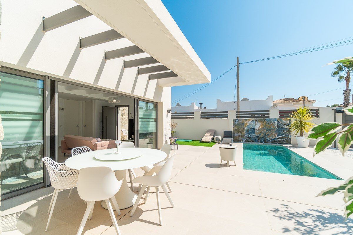 ✨ Modern Single-Storey Villa: Swimming Pool, Sea Views and Close to Zenia Boulevard Discover this delightful contemporary villa, ideally situated in
