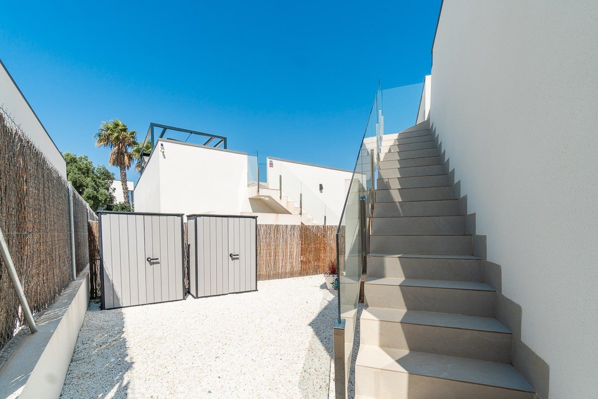 ✨ Modern Single-Storey Villa: Swimming Pool, Sea Views and Close to Zenia Boulevard Discover this delightful contemporary villa, ideally situated in