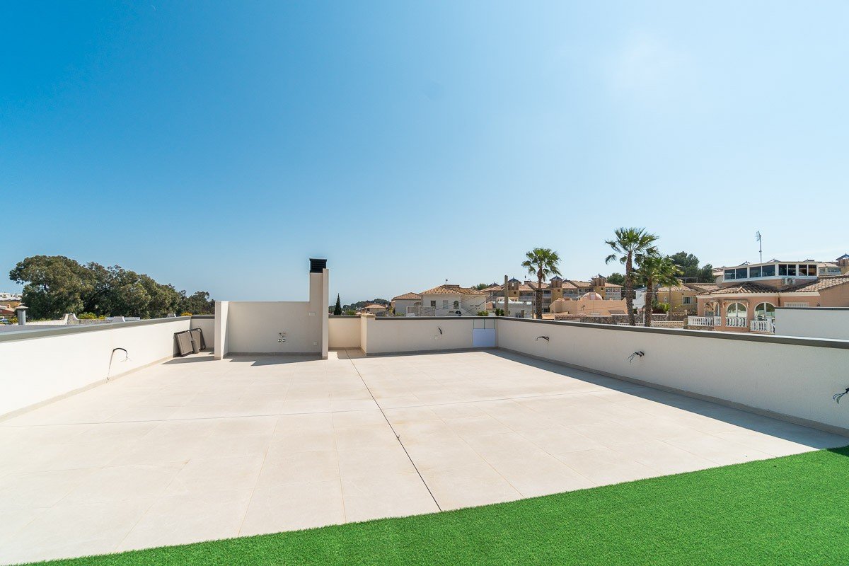 ✨ Modern Single-Storey Villa: Swimming Pool, Sea Views and Close to Zenia Boulevard Discover this delightful contemporary villa, ideally situated in