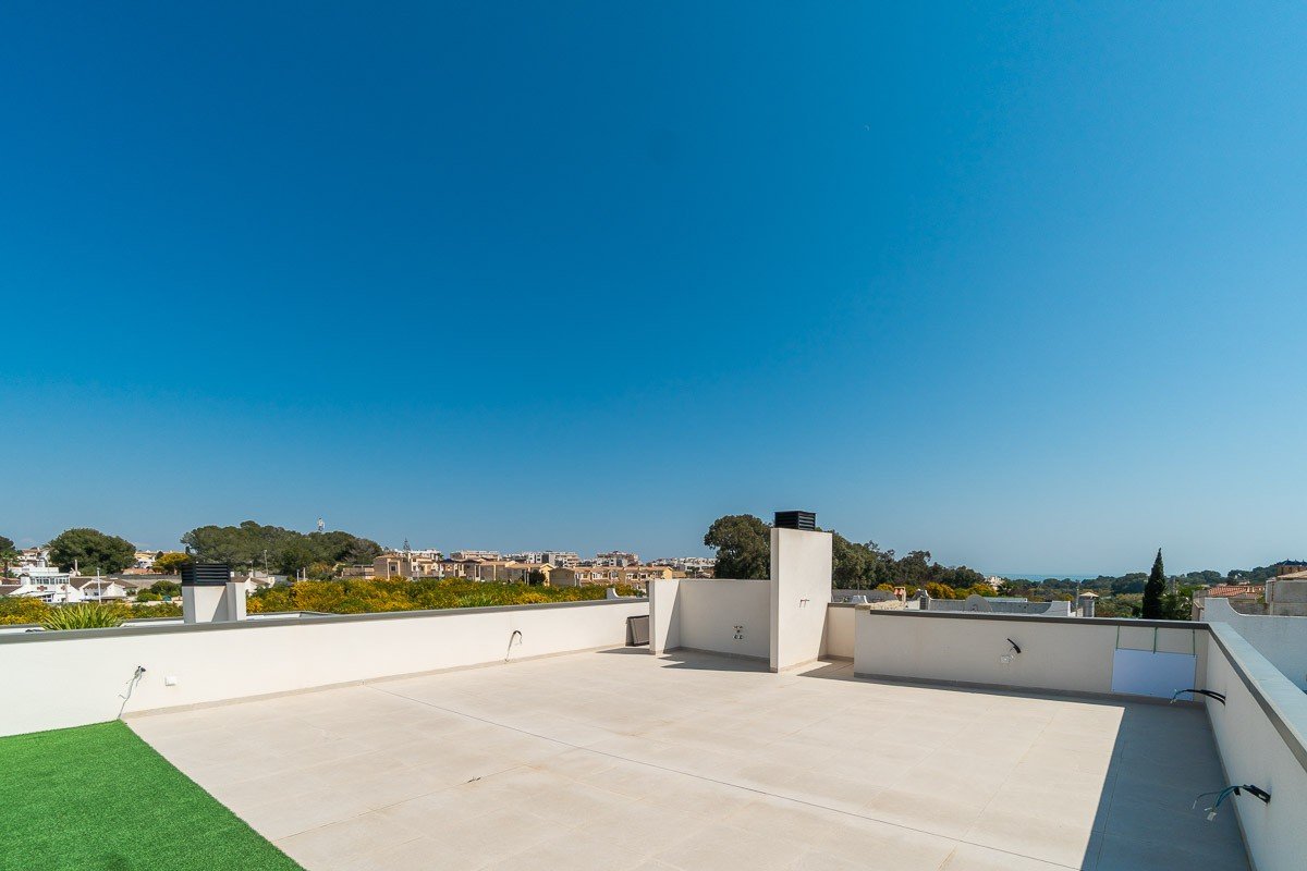 ✨ Modern Single-Storey Villa: Swimming Pool, Sea Views and Close to Zenia Boulevard Discover this delightful contemporary villa, ideally situated in