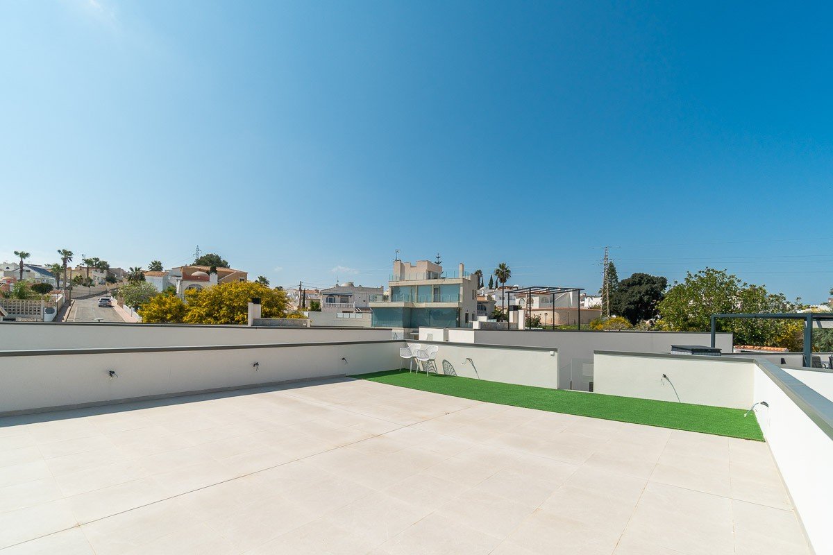 ✨ Modern Single-Storey Villa: Swimming Pool, Sea Views and Close to Zenia Boulevard Discover this delightful contemporary villa, ideally situated in