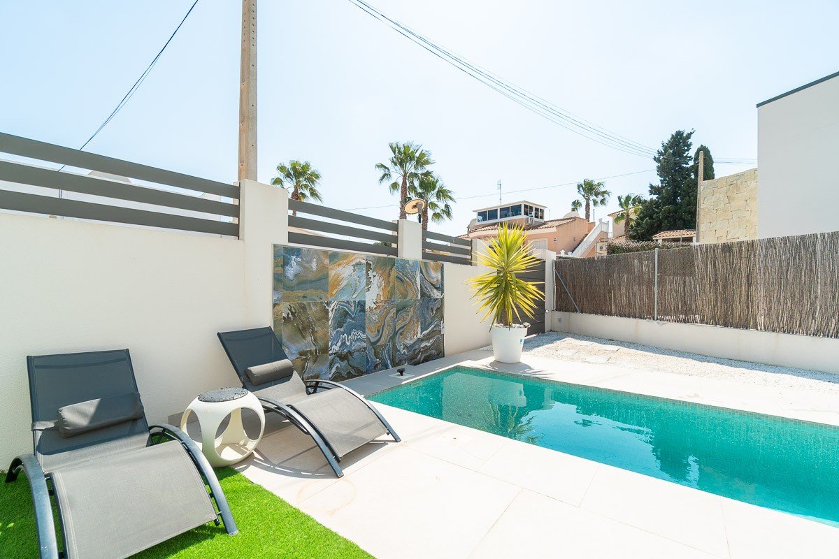 ✨ Modern Single-Storey Villa: Swimming Pool, Sea Views and Close to Zenia Boulevard Discover this delightful contemporary villa, ideally situated in