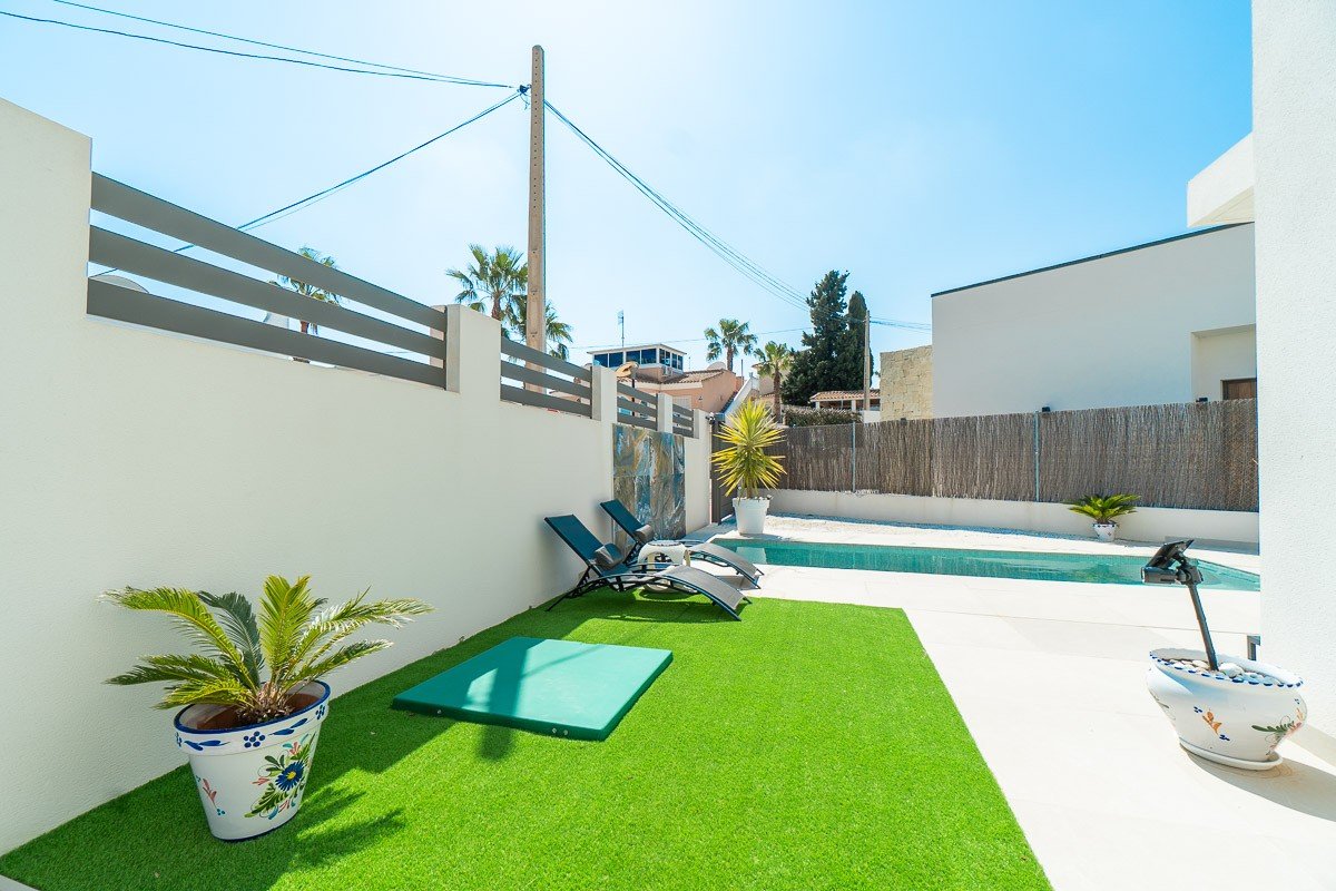 ✨ Modern Single-Storey Villa: Swimming Pool, Sea Views and Close to Zenia Boulevard Discover this delightful contemporary villa, ideally situated in