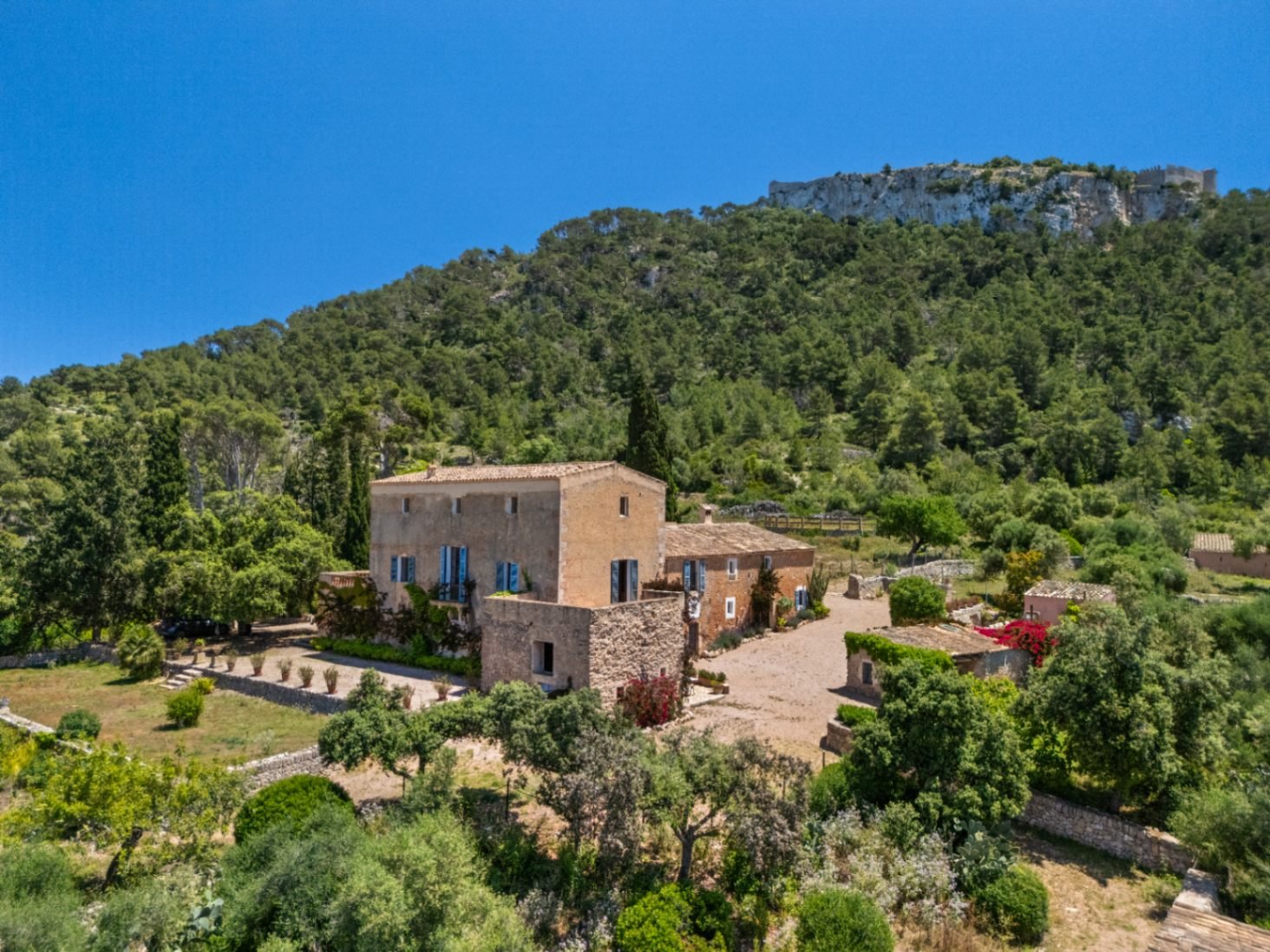 Eingebettet in die schöne Landschaft Mallorcas bietet dieses atemberaubende Anwesen eine einzigartige Gelegenheit, das mediterrane Leben zu genießen.