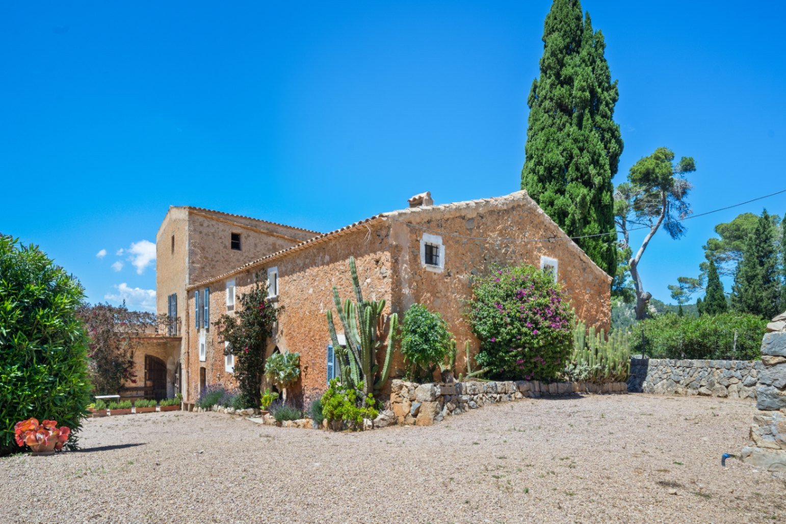 Eingebettet in die schöne Landschaft Mallorcas bietet dieses atemberaubende Anwesen eine einzigartige Gelegenheit, das mediterrane Leben zu genießen.