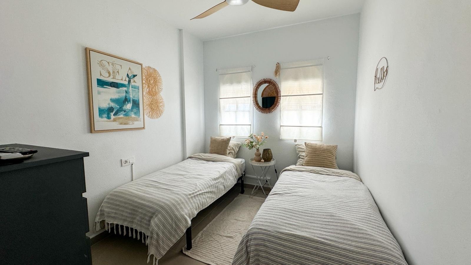 Willkommen in dieser einladenden Wohnung im Herzen von Playa Flamenca, ideal gelegen, nur 10 Gehminuten vom beliebten Einkaufszentrum La Zen