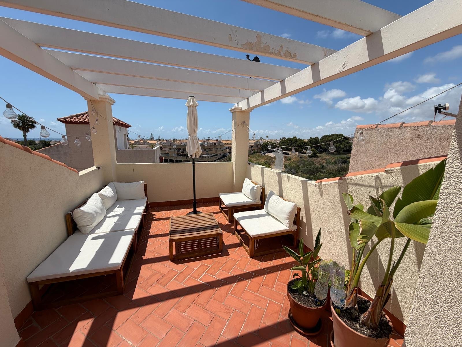 Willkommen in dieser einladenden Wohnung im Herzen von Playa Flamenca, ideal gelegen, nur 10 Gehminuten vom beliebten Einkaufszentrum La Zen