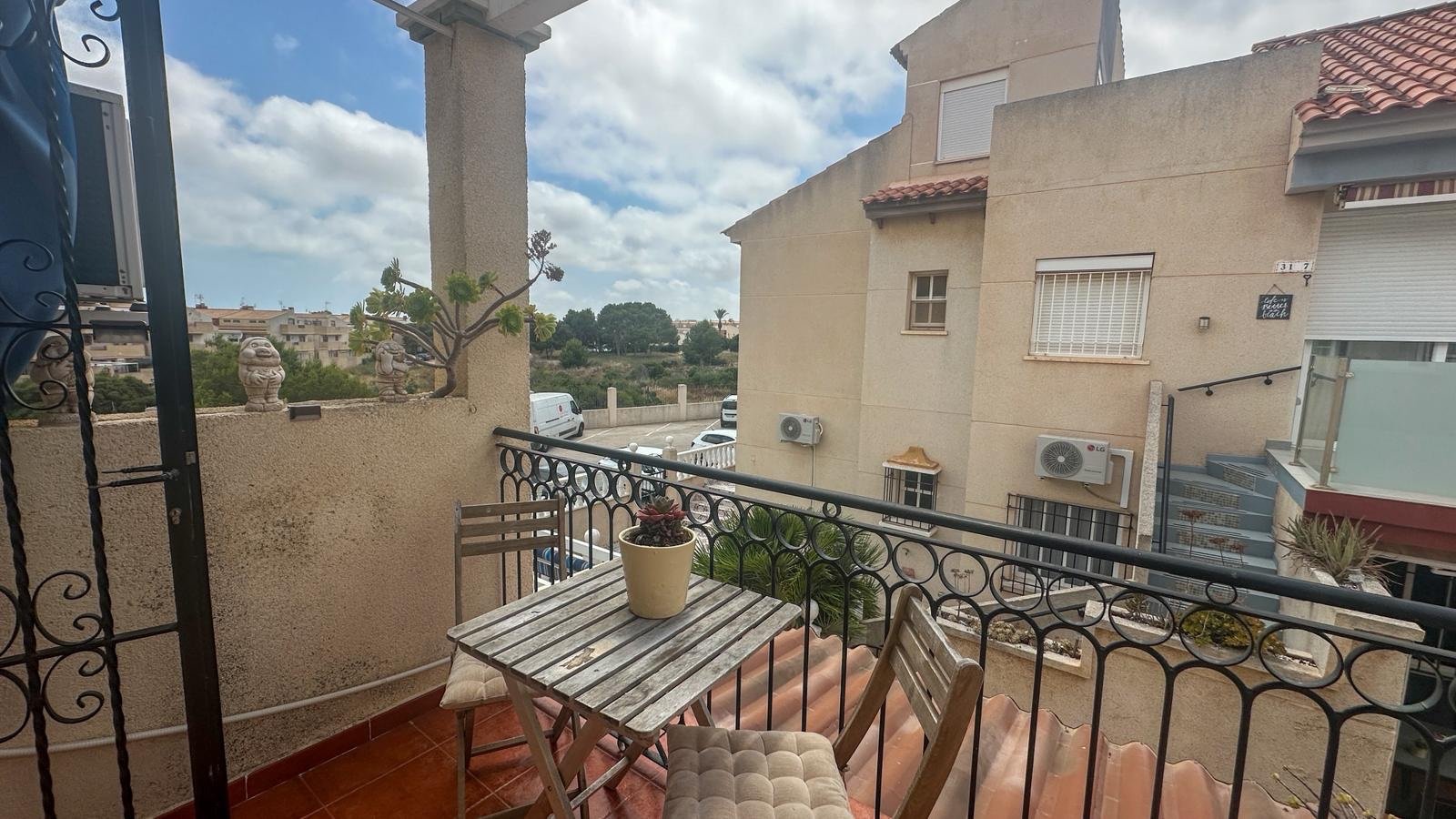 Willkommen in dieser einladenden Wohnung im Herzen von Playa Flamenca, ideal gelegen, nur 10 Gehminuten vom beliebten Einkaufszentrum La Zen