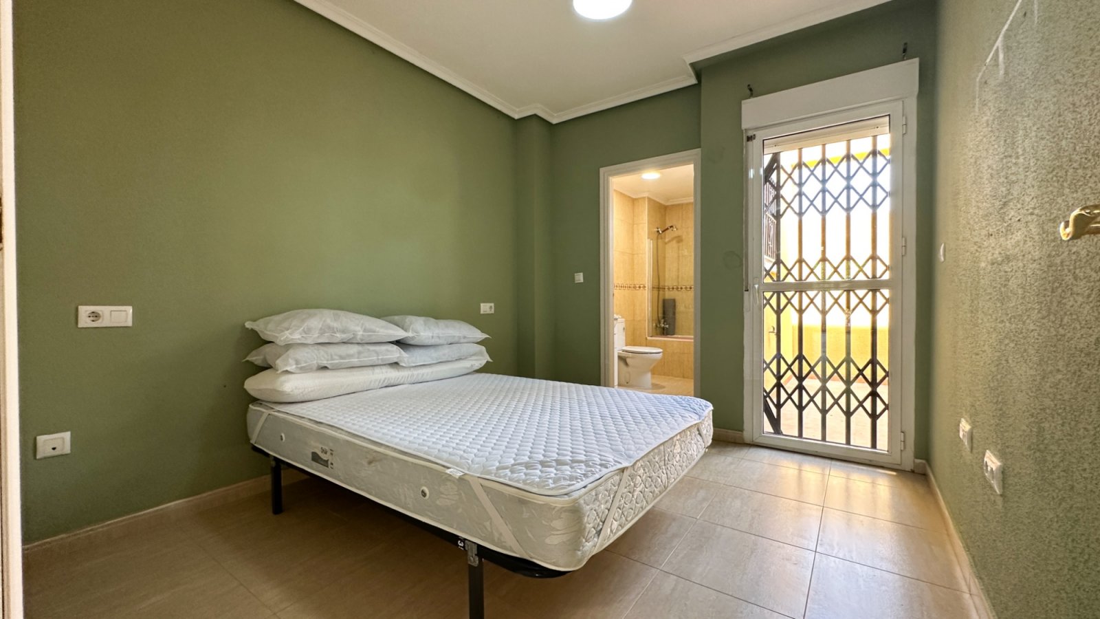 Diese nach Westen ausgerichtete Erdgeschossimmobilie in der Calle Almoradí im charmanten spanischen Dorf Daya Nueva verfügt über zwei Schlafzimmer un