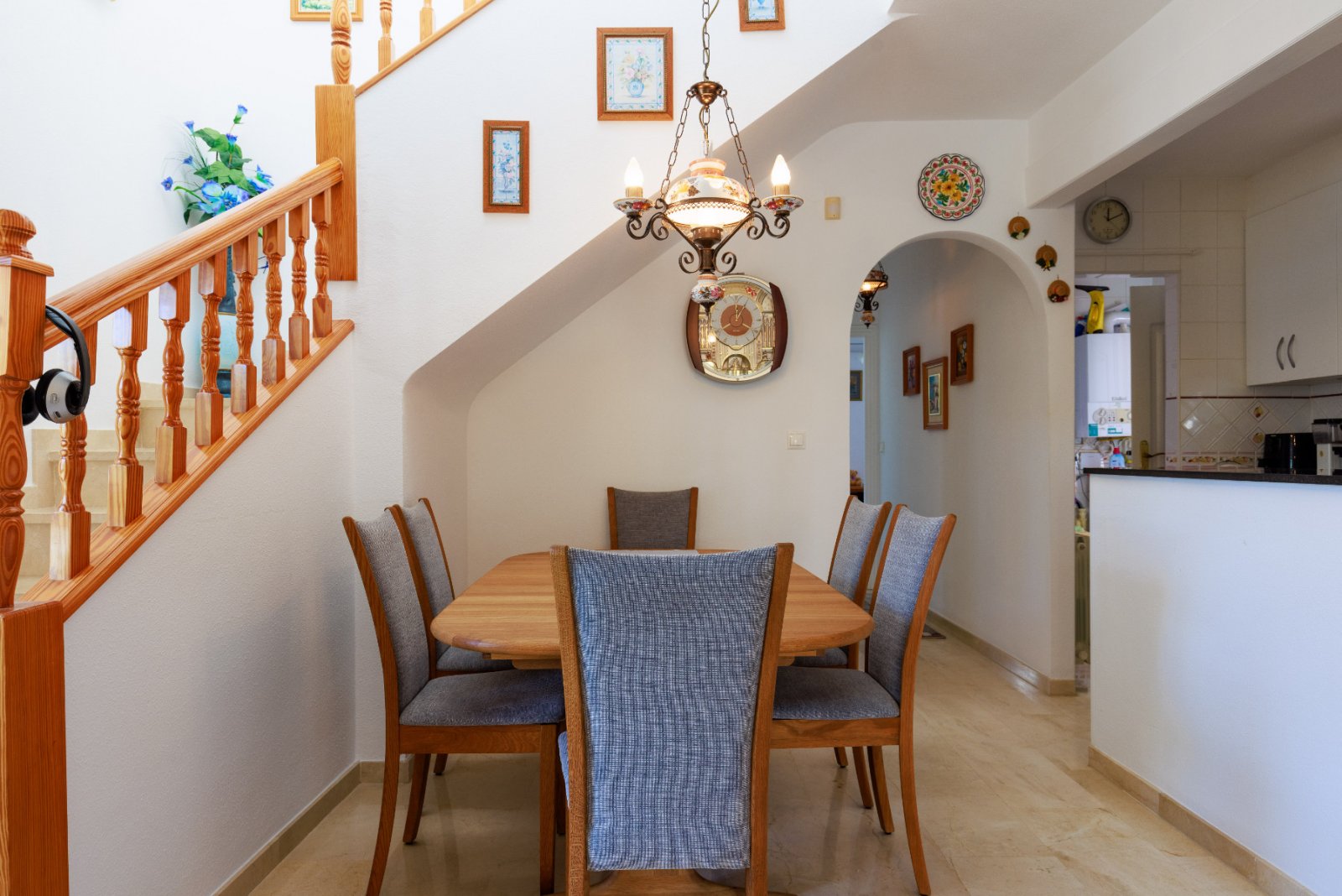 Diese wunderschön gelegene, freistehende Villa mit 3 Schlafzimmern und 2 Bädern in Villamartín Rioja (Grundstücksgröße 285 m²) besticht durch ihre be