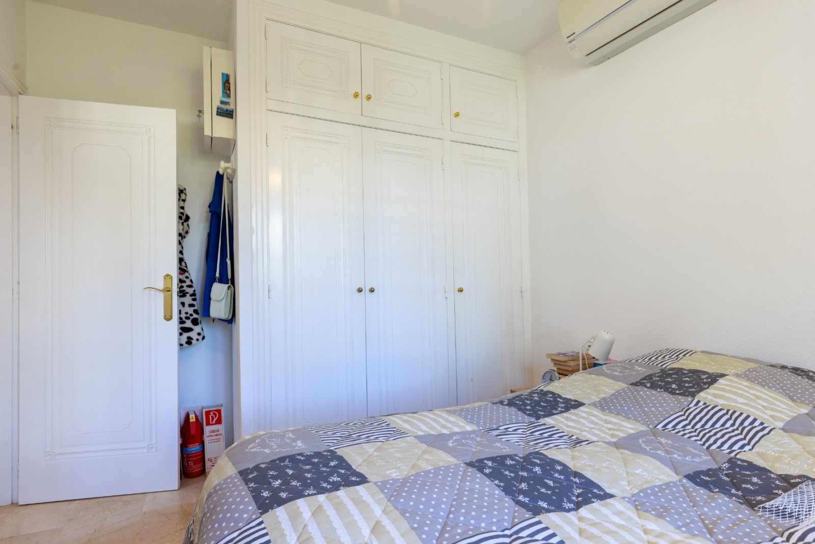 Diese wunderschön gelegene, freistehende Villa mit 3 Schlafzimmern und 2 Bädern in Villamartín Rioja (Grundstücksgröße 285 m²) besticht durch ihre be