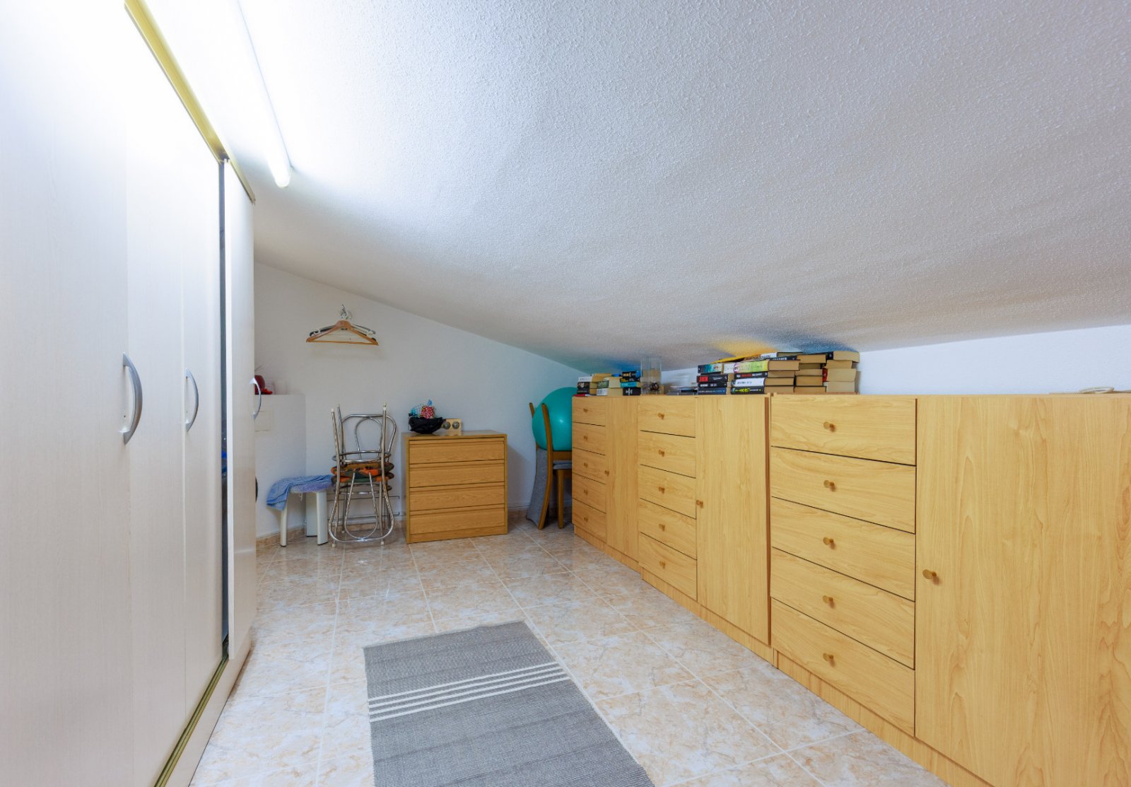 Diese wunderschön gelegene, freistehende Villa mit 3 Schlafzimmern und 2 Bädern in Villamartín Rioja (Grundstücksgröße 285 m²) besticht durch ihre be