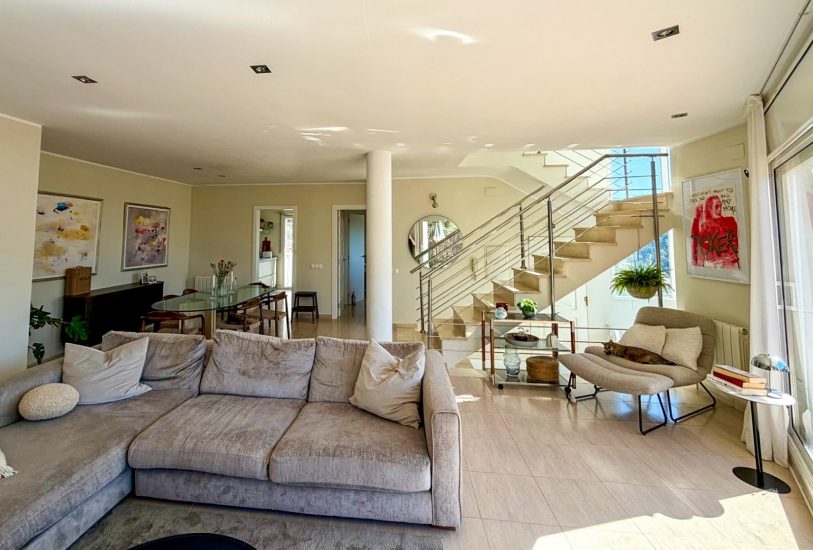 In der Wohngegend von Mas Mila in Olivella gelegen, verbindet dieses Zuhause reines nordisches Design mit dem entspannten mediterranen Lebensstil und