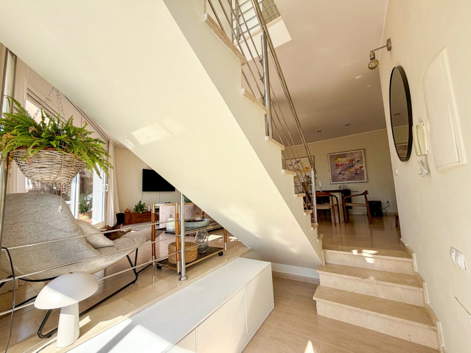 In der Wohngegend von Mas Mila in Olivella gelegen, verbindet dieses Zuhause reines nordisches Design mit dem entspannten mediterranen Lebensstil und