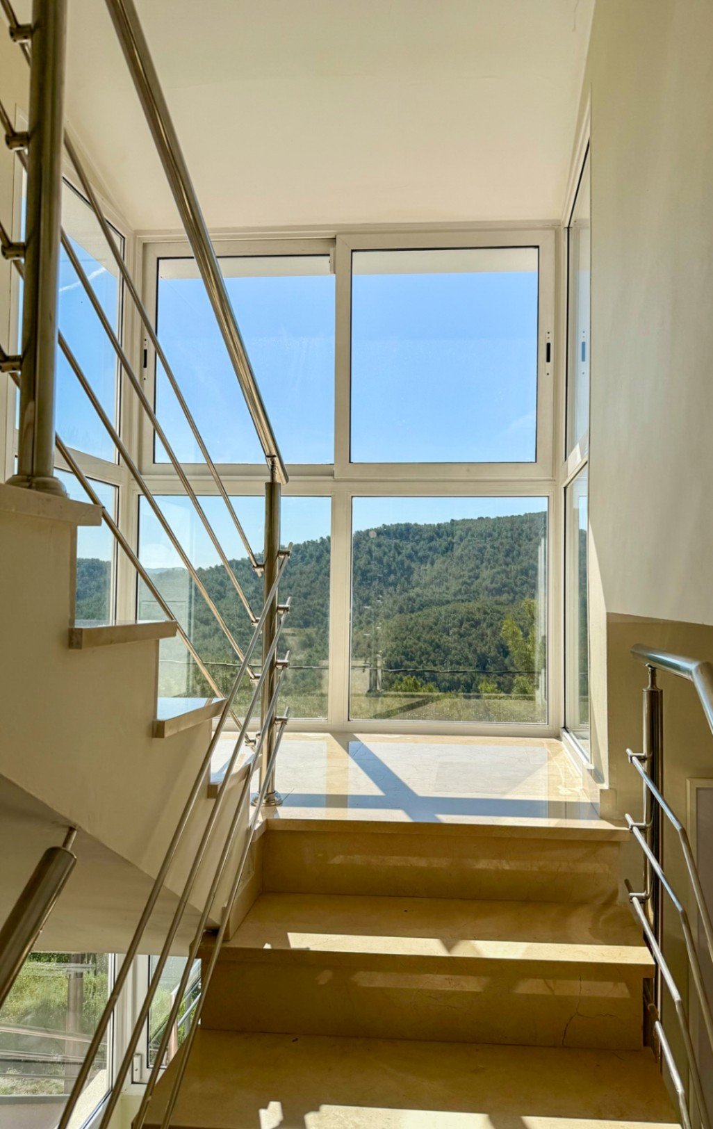 In der Wohngegend von Mas Mila in Olivella gelegen, verbindet dieses Zuhause reines nordisches Design mit dem entspannten mediterranen Lebensstil und