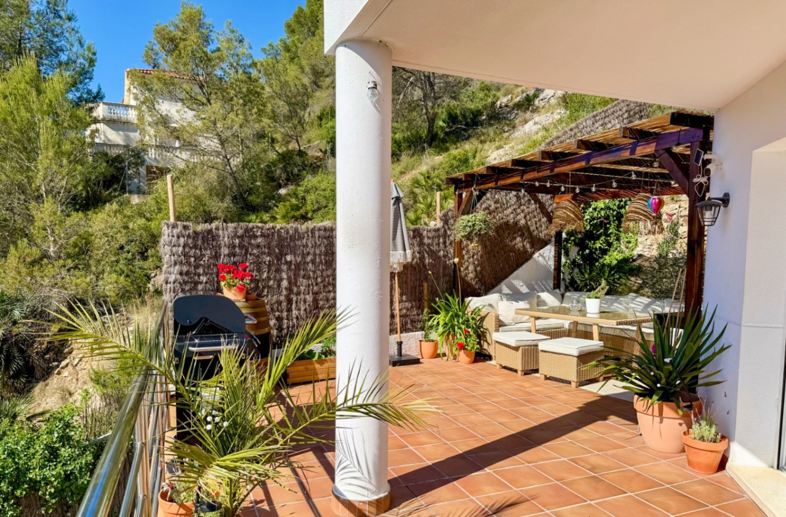 In der Wohngegend von Mas Mila in Olivella gelegen, verbindet dieses Zuhause reines nordisches Design mit dem entspannten mediterranen Lebensstil und