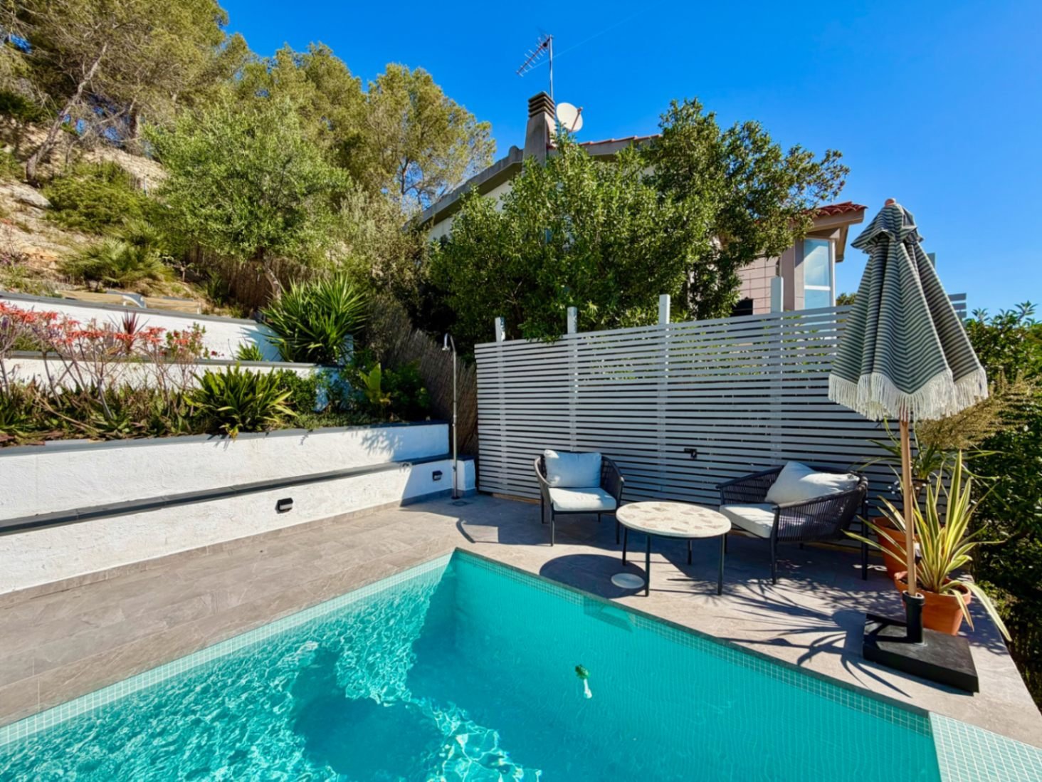 In der Wohngegend von Mas Mila in Olivella gelegen, verbindet dieses Zuhause reines nordisches Design mit dem entspannten mediterranen Lebensstil und