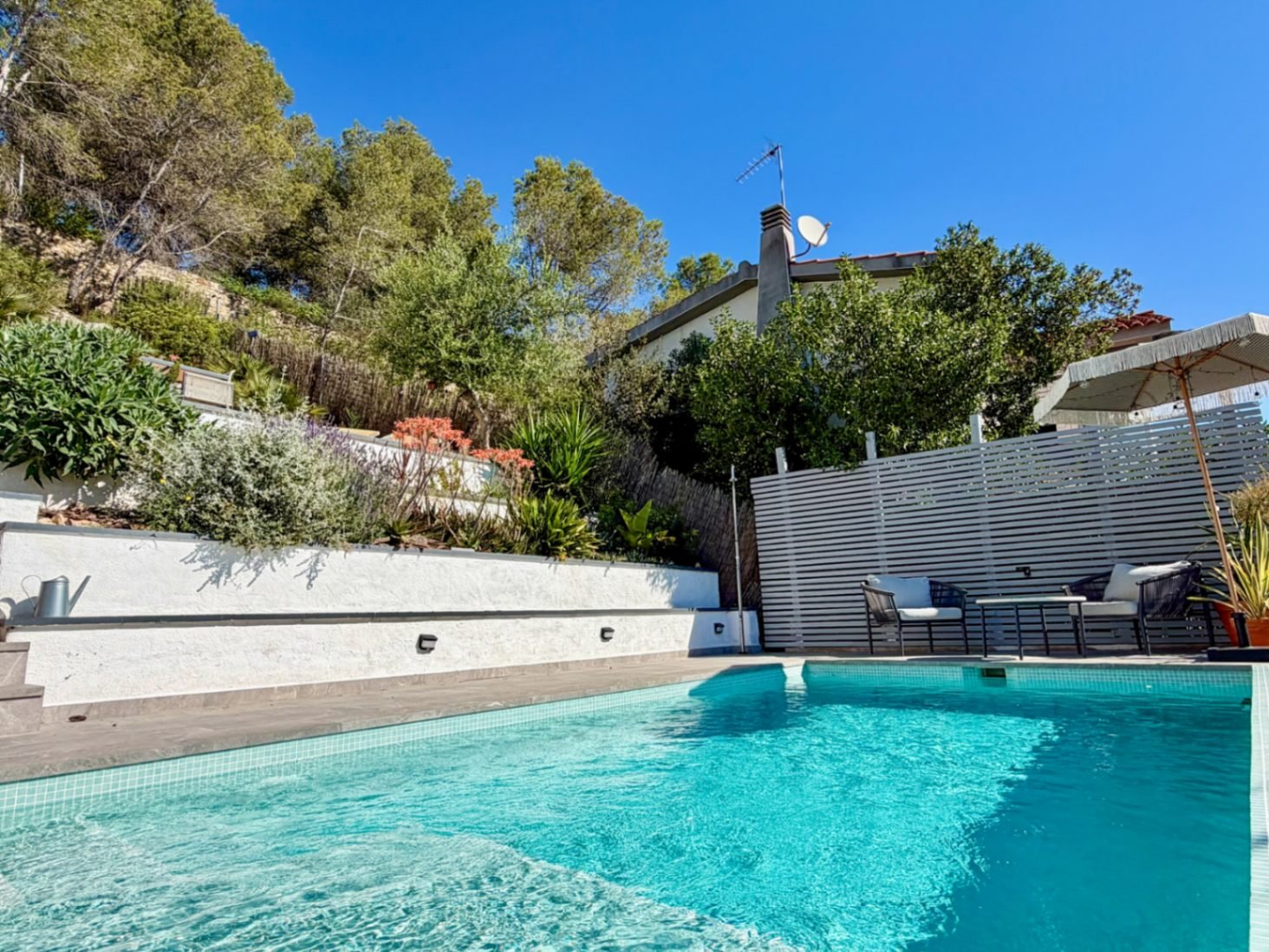 In der Wohngegend von Mas Mila in Olivella gelegen, verbindet dieses Zuhause reines nordisches Design mit dem entspannten mediterranen Lebensstil und