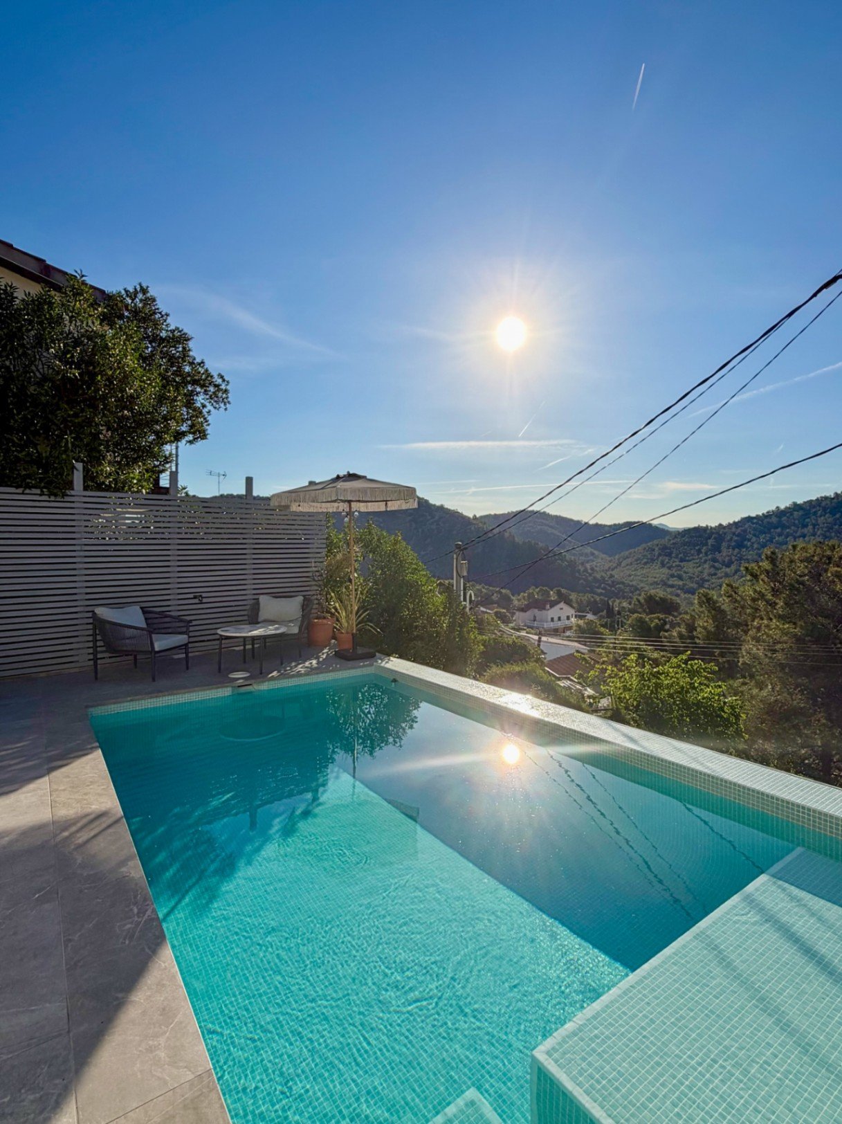In der Wohngegend von Mas Mila in Olivella gelegen, verbindet dieses Zuhause reines nordisches Design mit dem entspannten mediterranen Lebensstil und
