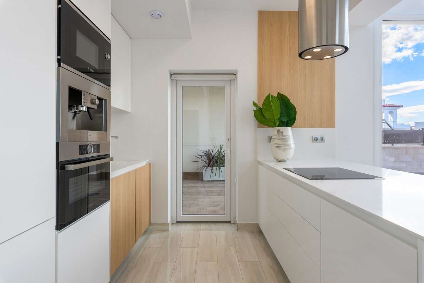In der charmanten Stadt Ciudad Quesada gelegen, bietet diese exklusive Sammlung von 6 unabhängigen Immobilien eine privilegierte Umgebung mit Meerbli