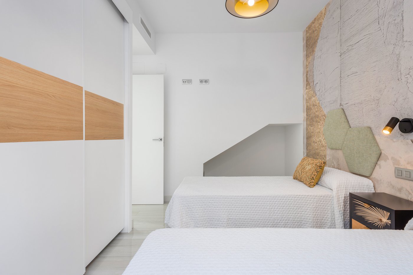 In der charmanten Stadt Ciudad Quesada gelegen, bietet diese exklusive Sammlung von 6 unabhängigen Immobilien eine privilegierte Umgebung mit Meerbli