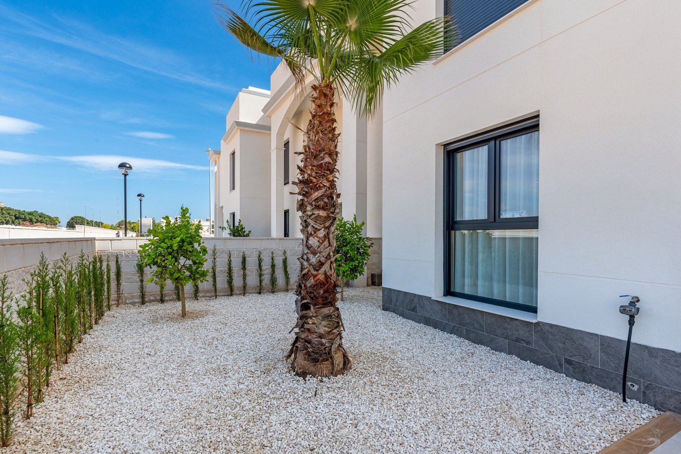 In der charmanten Stadt Rojales gelegen, bietet diese exklusive Wohnanlage eine Auswahl an Immobilien, darunter Apartments, Einfamilienhäuser und Pen