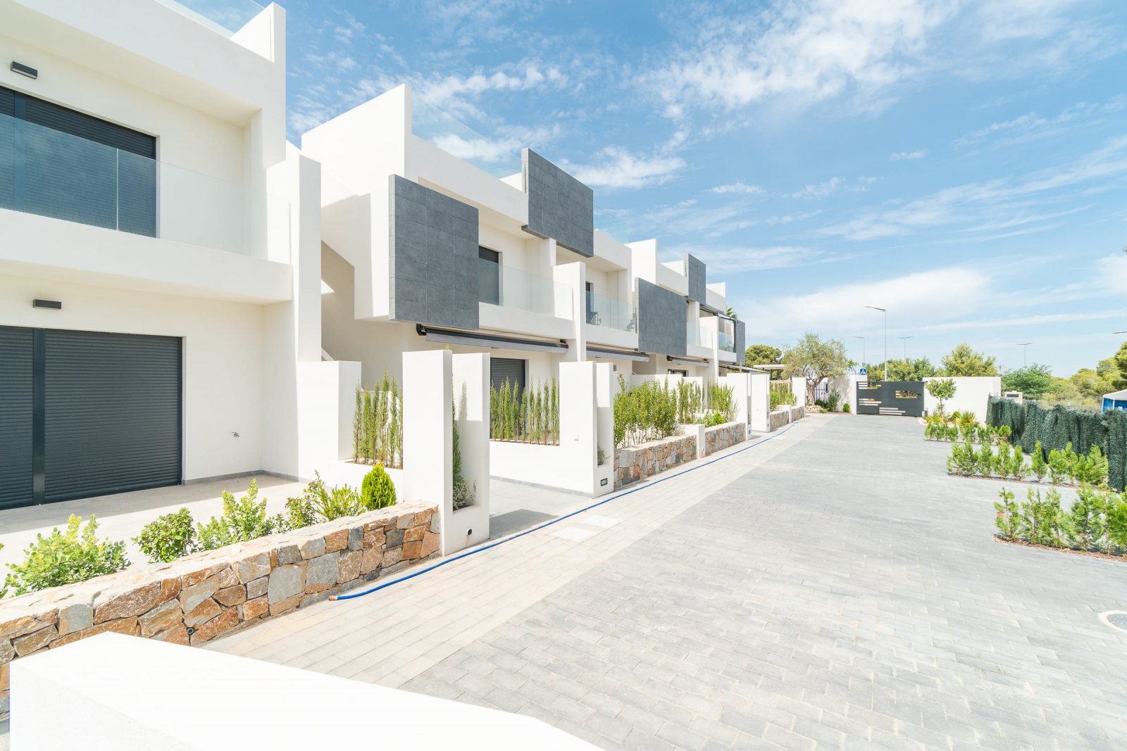 In der charmanten Stadt Torrevieja gelegen, bietet diese Wohnanlage eine Auswahl von 26 Bungalows, die in zwei Typen unterteilt sind: High-Bungalow u
