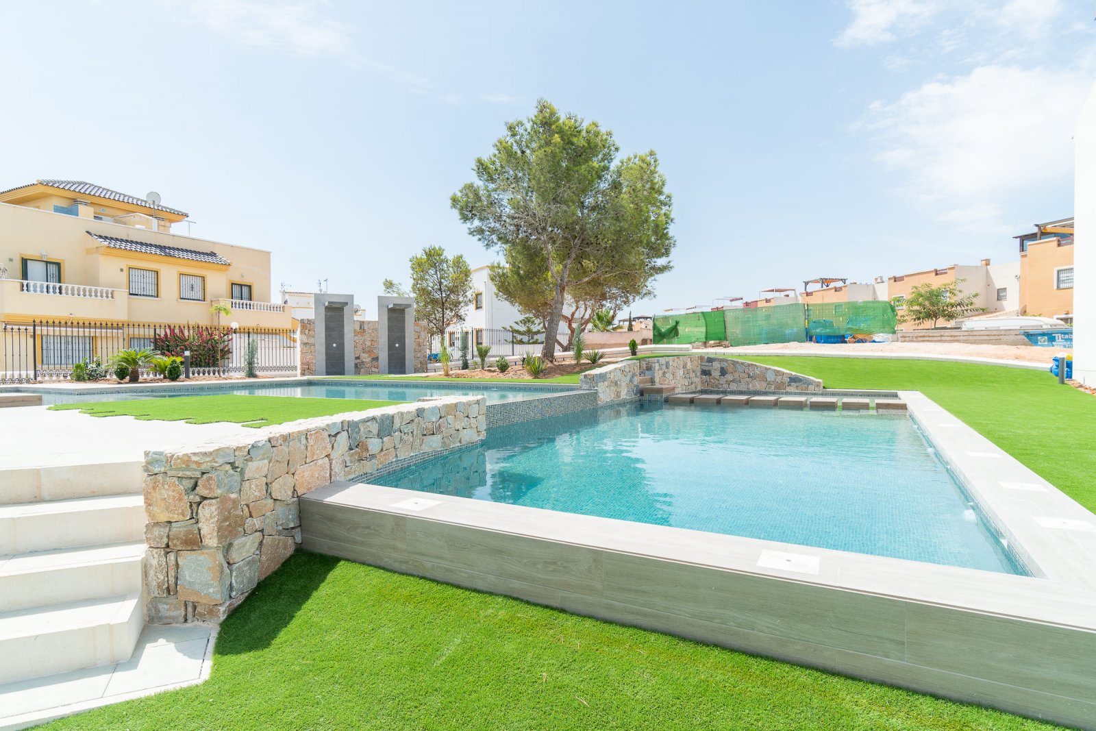 In der charmanten Stadt Torrevieja gelegen, bietet diese Wohnanlage eine Auswahl von 26 Bungalows, die in zwei Typen unterteilt sind: High-Bungalow u