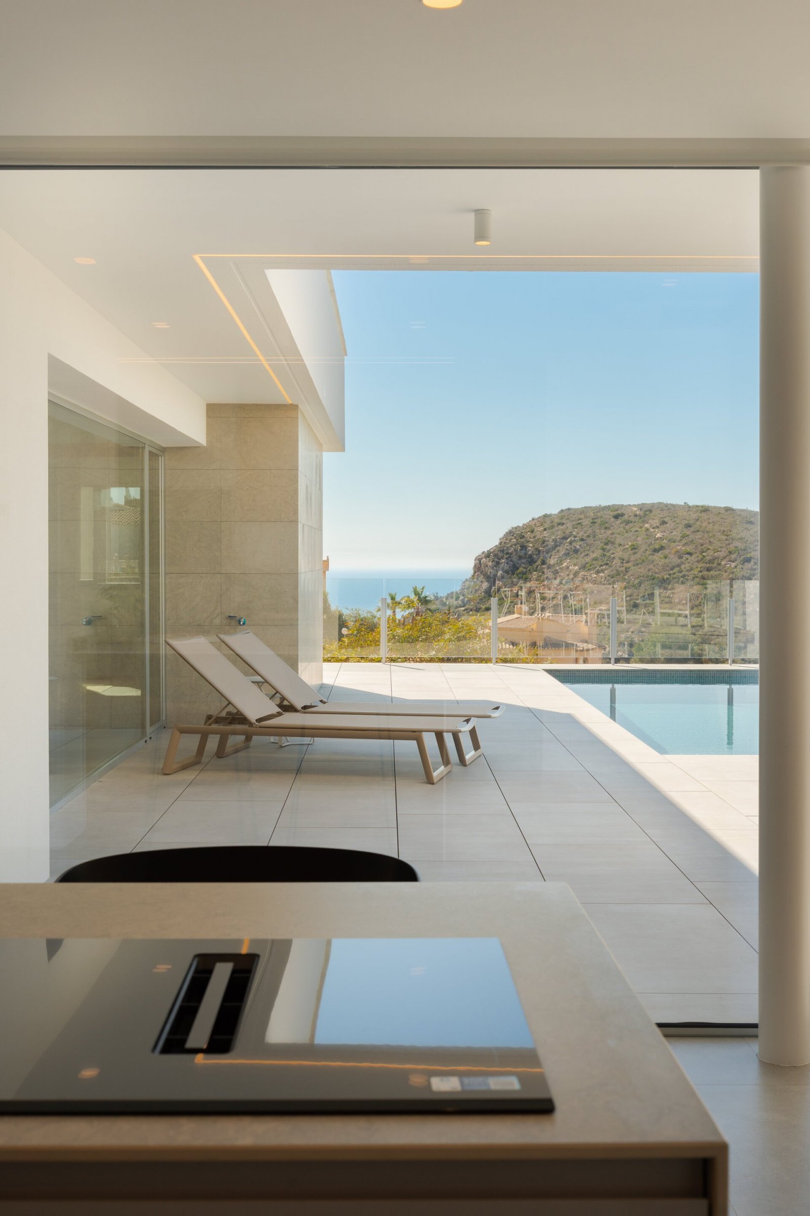 In der prestigeträchtigen Gegend von Cumbre del Sol gelegen, bieten diese exklusiven Villen eine luxuriöse Umgebung mit beeindruckendem Meerblick. Mi