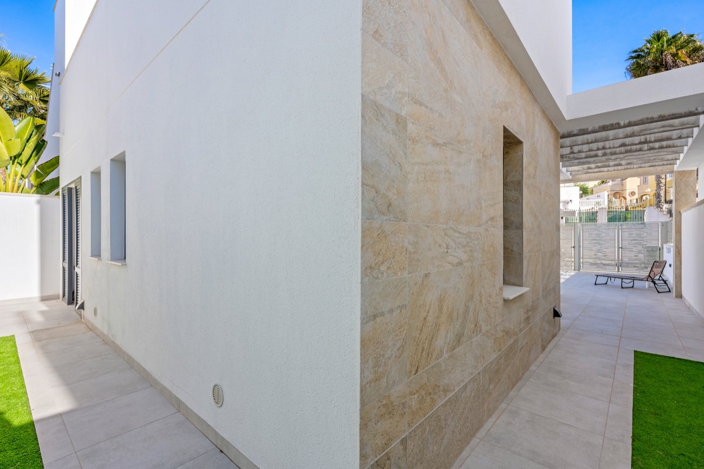 Located in Blue Lagoon, within walking distance of all amenities, is this beautiful villa, originally a show house for the project. This is immediat