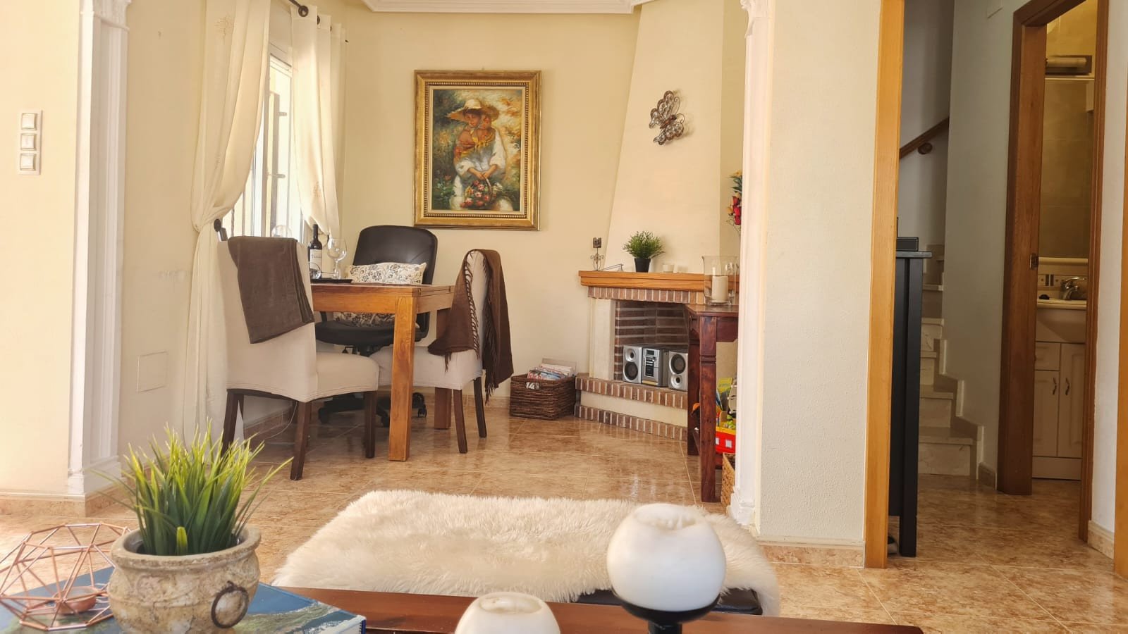 In der beliebten Wohnanlage Vista Azul in Villamartin, Orihuela Costa, bietet diese gepflegte Eck-Maisonette-Wohnung ein perfektes Gleichgewicht zwis