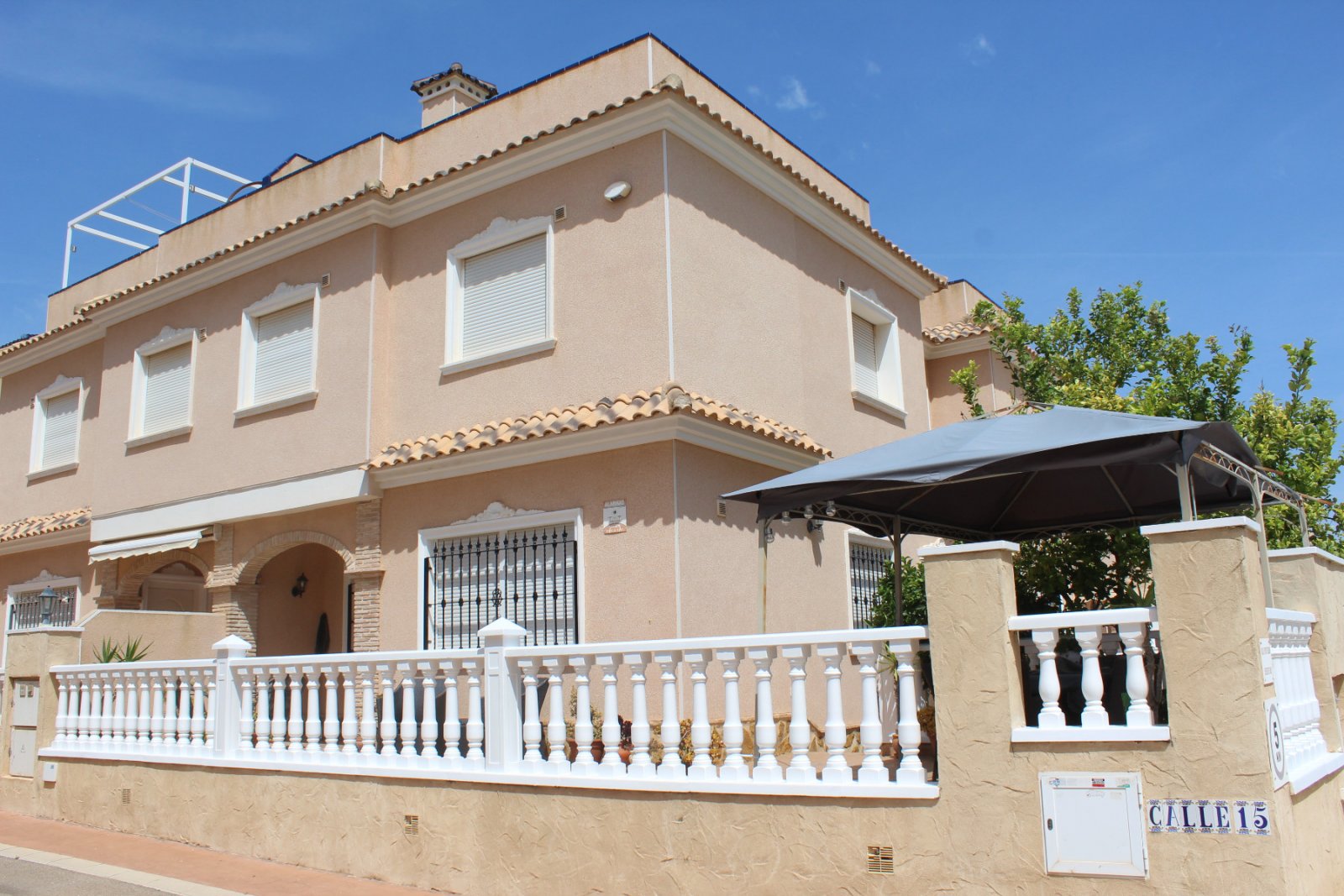 In der beliebten Wohnanlage Vista Azul in Villamartin, Orihuela Costa, bietet diese gepflegte Eck-Maisonette-Wohnung ein perfektes Gleichgewicht zwis