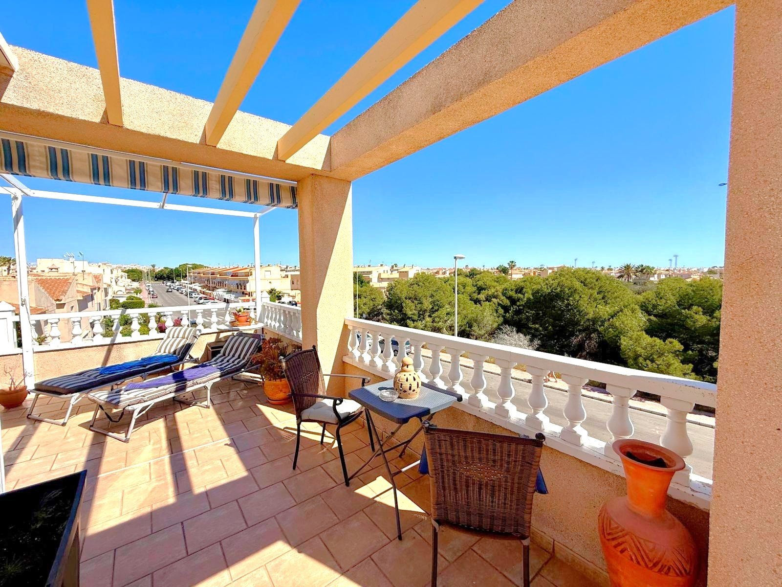 Duplex penthouse located in the prestigious gated complex of Miraflores.
A nice entrance hall distributes into 2 double bedrooms and a fam