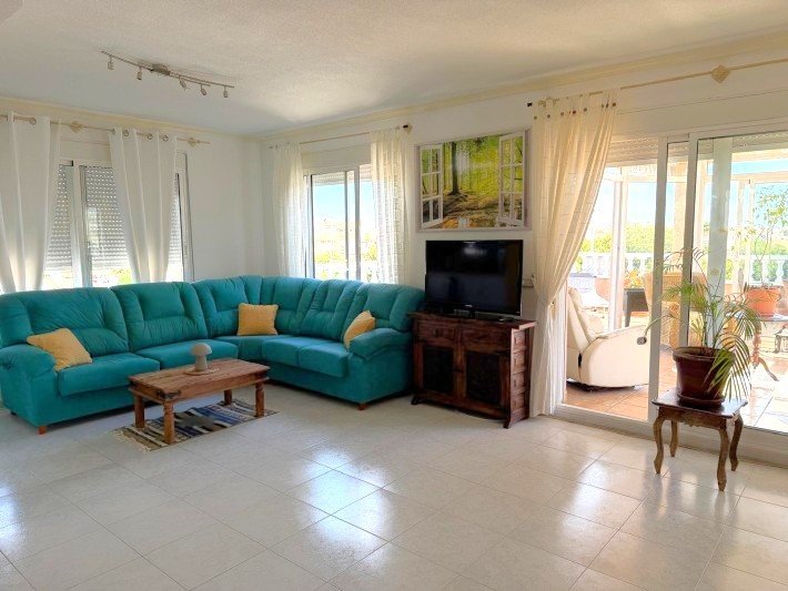 Duplex penthouse located in the prestigious gated complex of Miraflores.
A nice entrance hall distributes into 2 double bedrooms and a fam