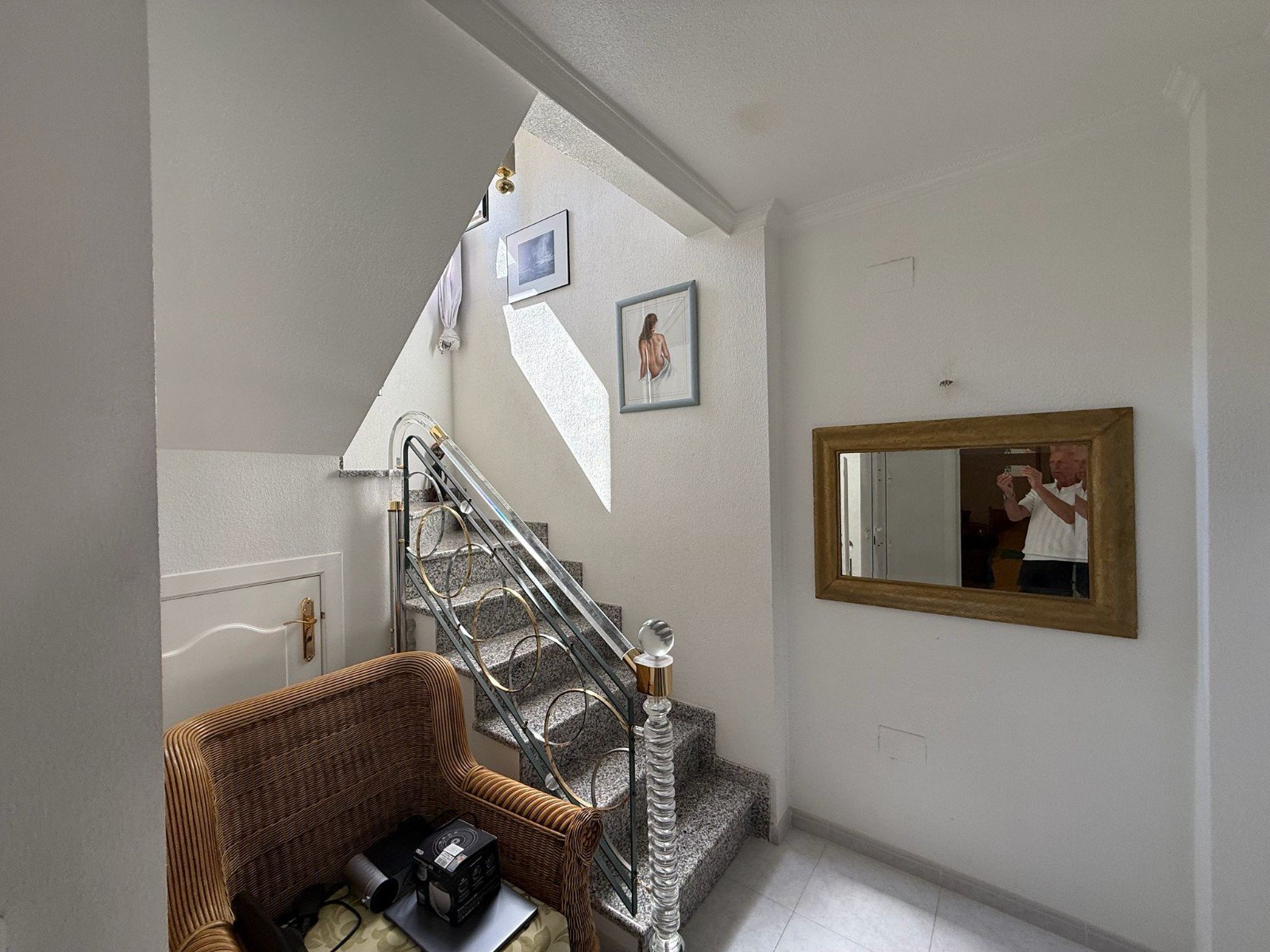 Duplex penthouse located in the prestigious gated complex of Miraflores.
A nice entrance hall distributes into 2 double bedrooms and a fam