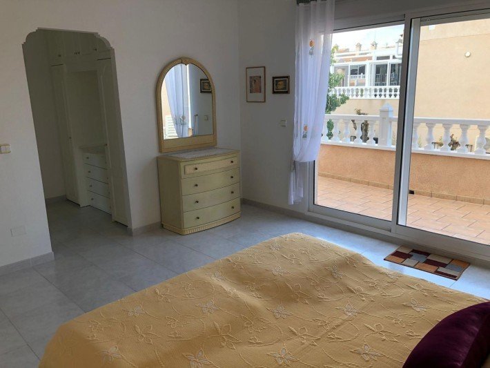 Duplex penthouse located in the prestigious gated complex of Miraflores.
A nice entrance hall distributes into 2 double bedrooms and a fam