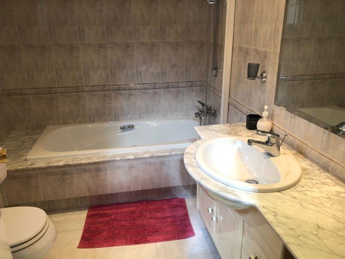 Duplex penthouse located in the prestigious gated complex of Miraflores.
A nice entrance hall distributes into 2 double bedrooms and a fam