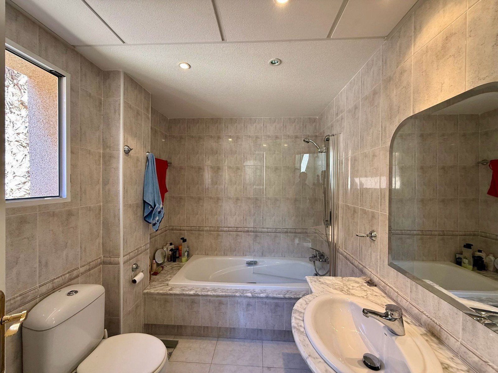 Duplex penthouse located in the prestigious gated complex of Miraflores.
A nice entrance hall distributes into 2 double bedrooms and a fam