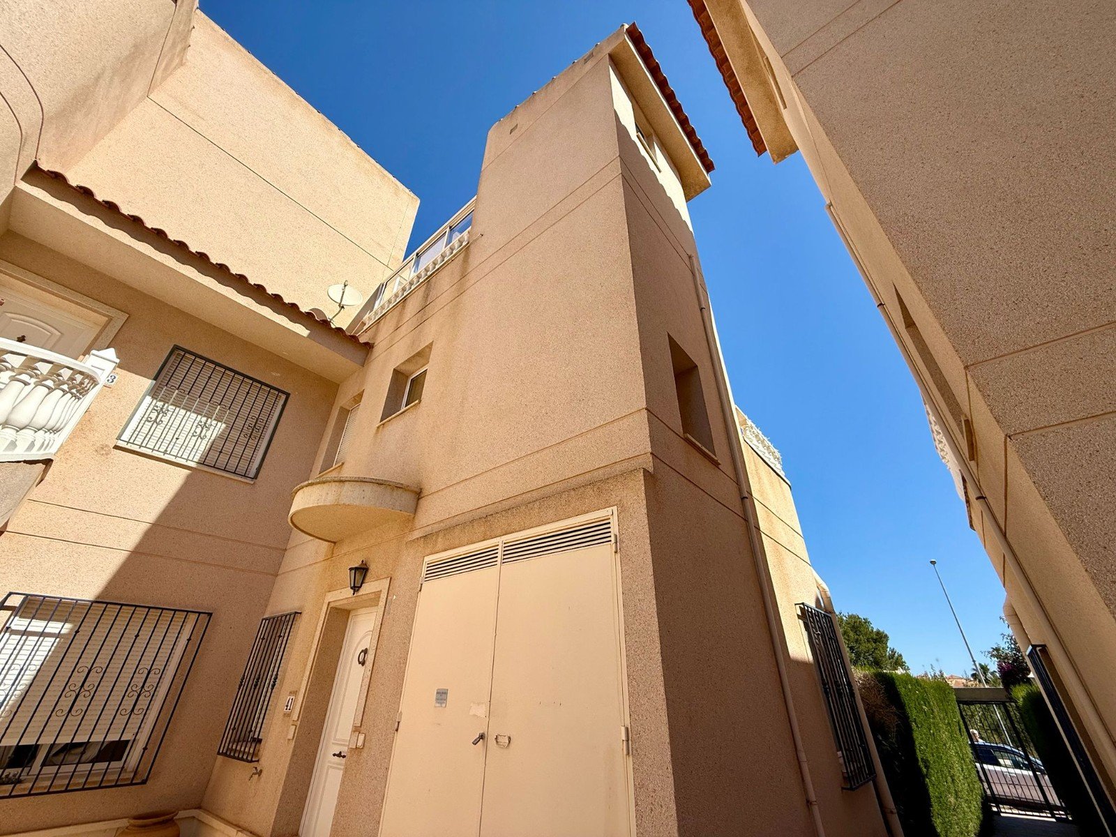 Duplex penthouse located in the prestigious gated complex of Miraflores.
A nice entrance hall distributes into 2 double bedrooms and a fam