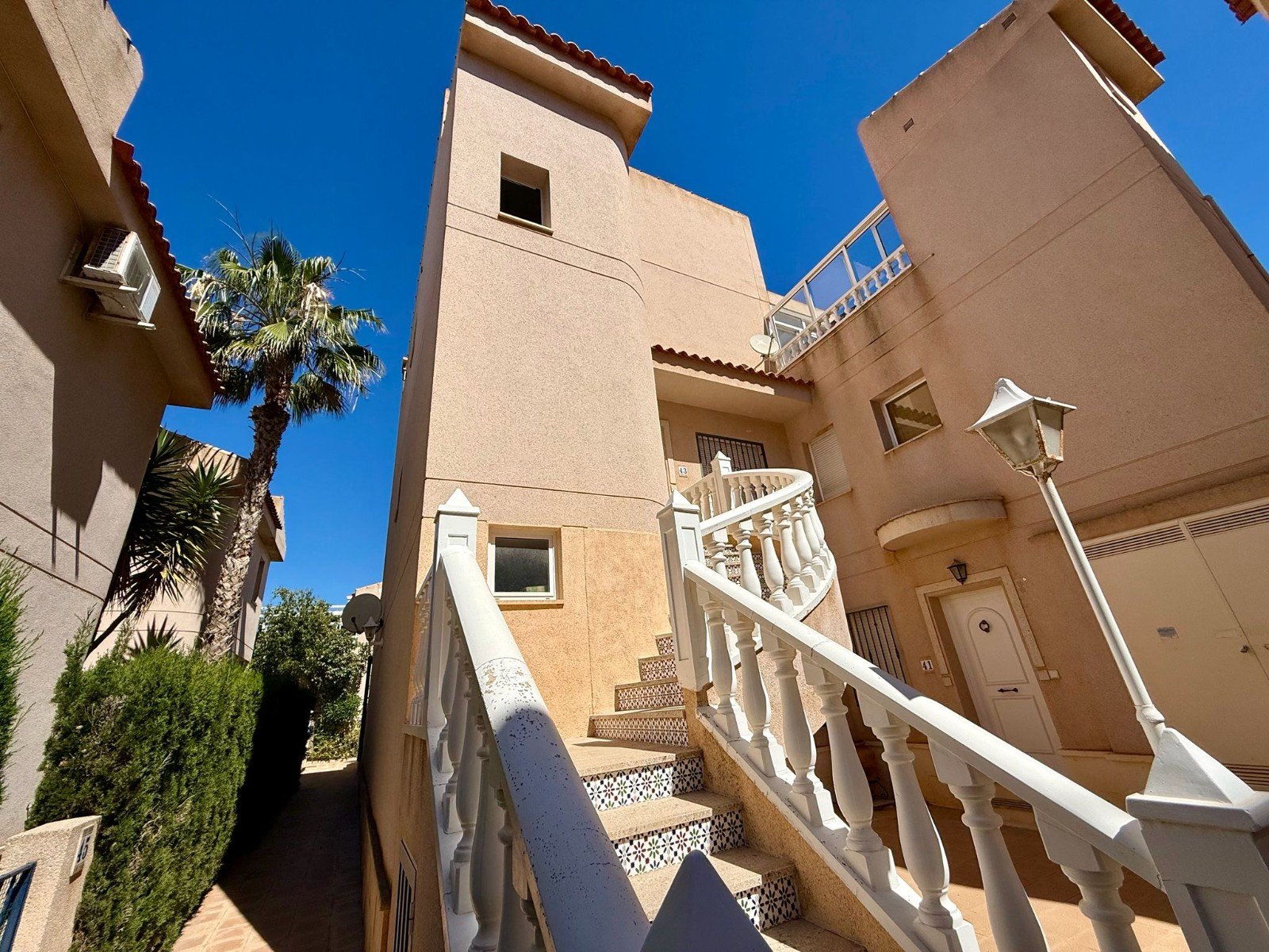 Duplex penthouse located in the prestigious gated complex of Miraflores.
A nice entrance hall distributes into 2 double bedrooms and a fam
