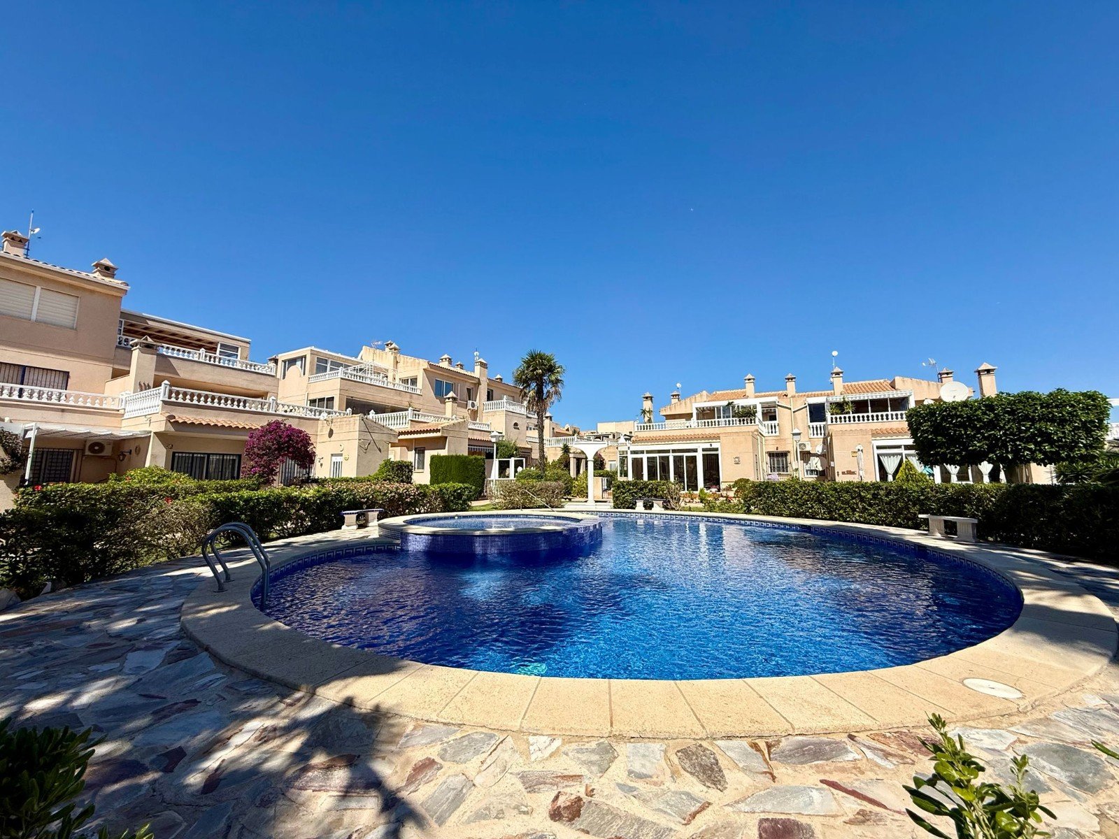 Duplex penthouse located in the prestigious gated complex of Miraflores.
A nice entrance hall distributes into 2 double bedrooms and a fam