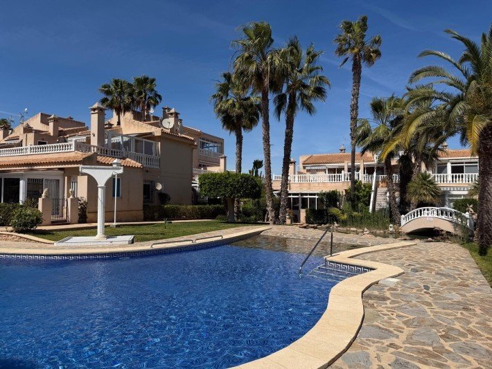 Duplex penthouse located in the prestigious gated complex of Miraflores.
A nice entrance hall distributes into 2 double bedrooms and a fam