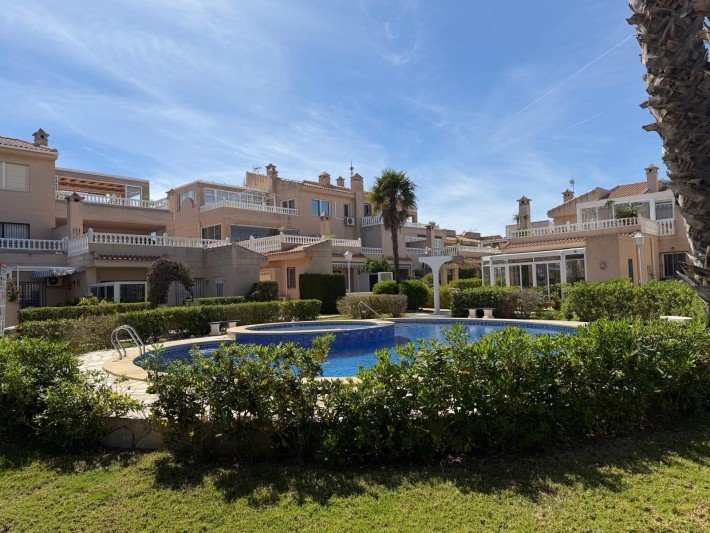 Duplex penthouse located in the prestigious gated complex of Miraflores.
A nice entrance hall distributes into 2 double bedrooms and a fam