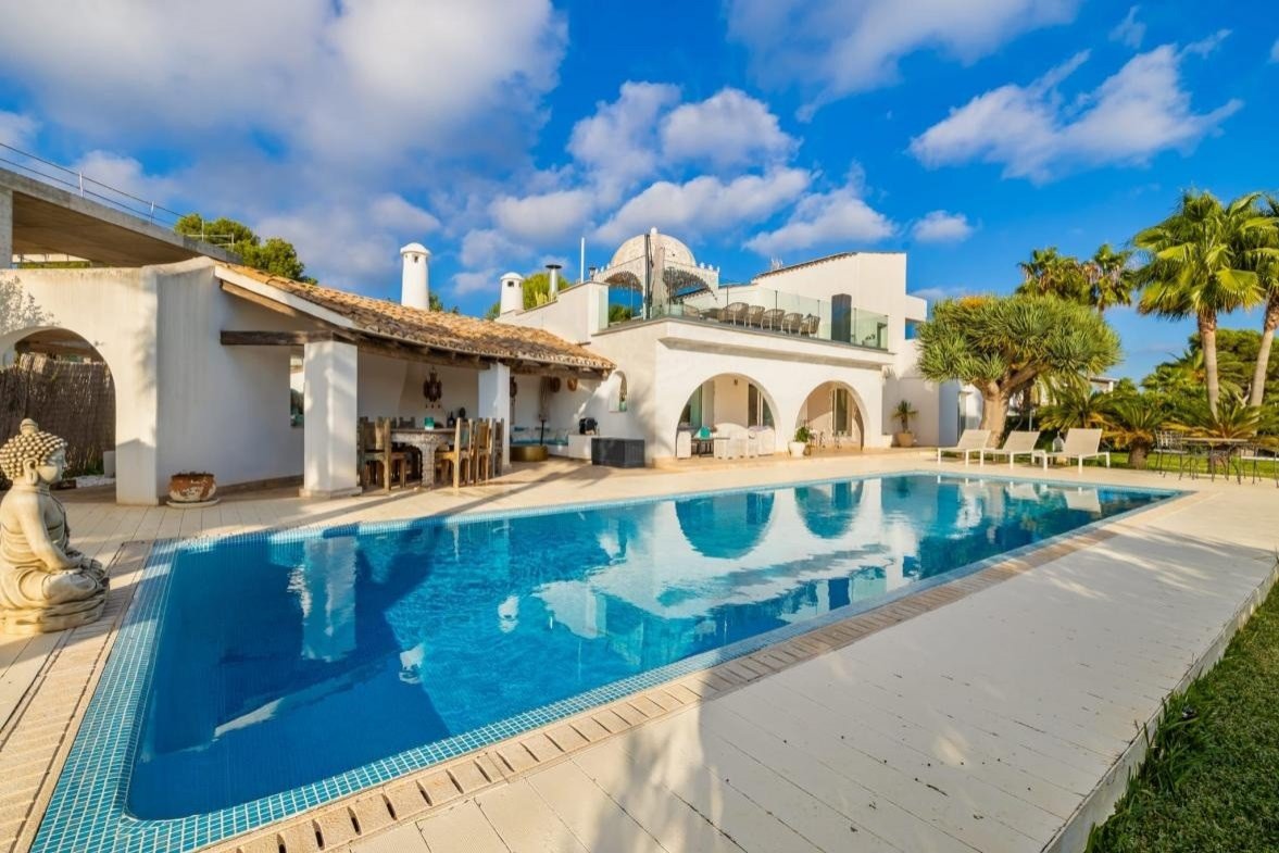 Genießen Sie ein Leben in Küstenruhe in dieser exklusiven Residenz, perfekt gelegen in zweiter Reihe zum Meer in der begehrten Enklave Sol de Mallorc