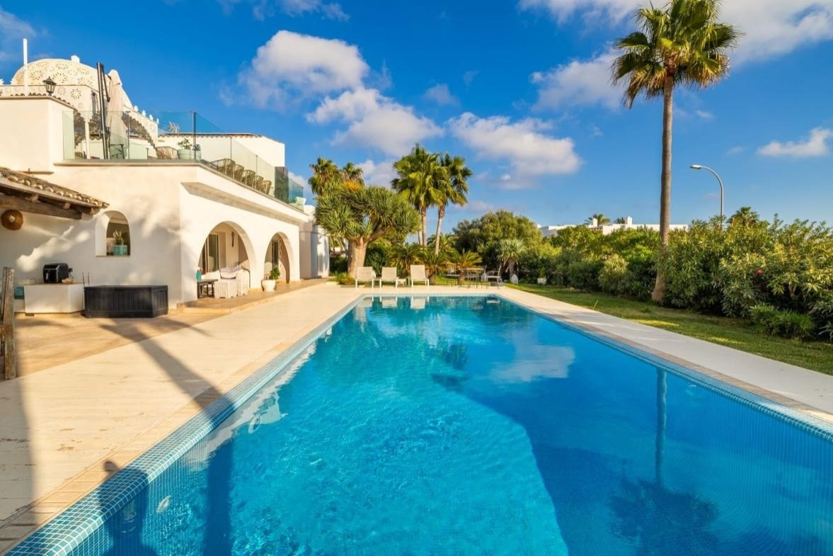 Genießen Sie ein Leben in Küstenruhe in dieser exklusiven Residenz, perfekt gelegen in zweiter Reihe zum Meer in der begehrten Enklave Sol de Mallorc