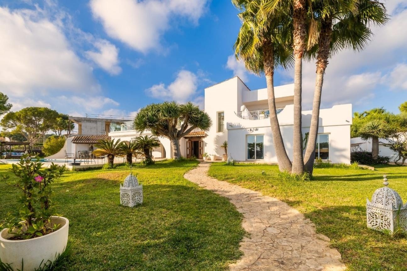 Genießen Sie ein Leben in Küstenruhe in dieser exklusiven Residenz, perfekt gelegen in zweiter Reihe zum Meer in der begehrten Enklave Sol de Mallorc