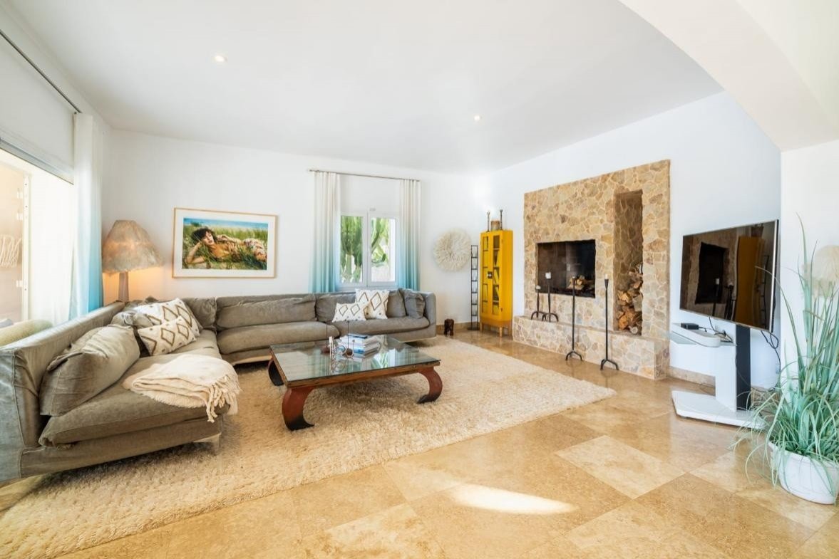 Genießen Sie ein Leben in Küstenruhe in dieser exklusiven Residenz, perfekt gelegen in zweiter Reihe zum Meer in der begehrten Enklave Sol de Mallorc