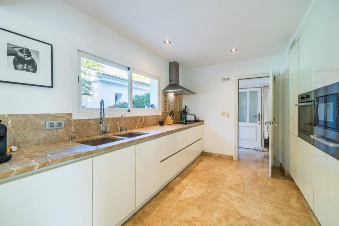 Genießen Sie ein Leben in Küstenruhe in dieser exklusiven Residenz, perfekt gelegen in zweiter Reihe zum Meer in der begehrten Enklave Sol de Mallorc
