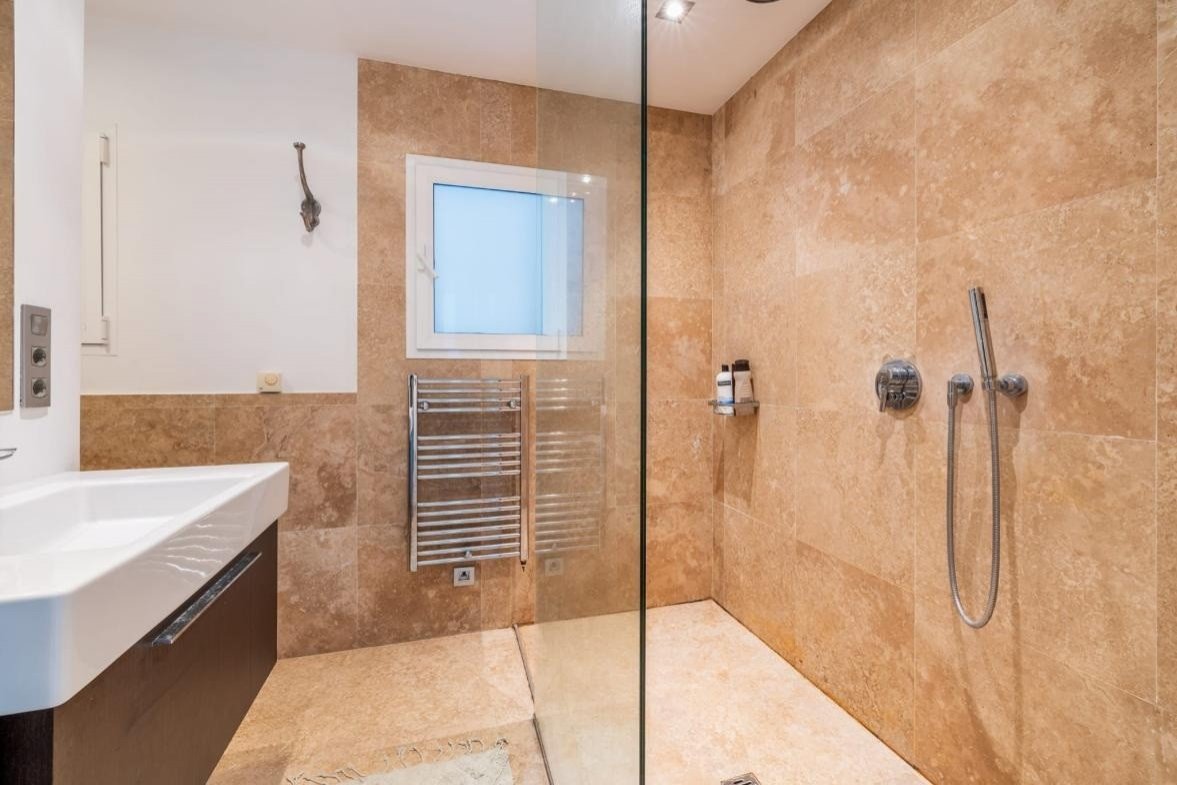 Genießen Sie ein Leben in Küstenruhe in dieser exklusiven Residenz, perfekt gelegen in zweiter Reihe zum Meer in der begehrten Enklave Sol de Mallorc