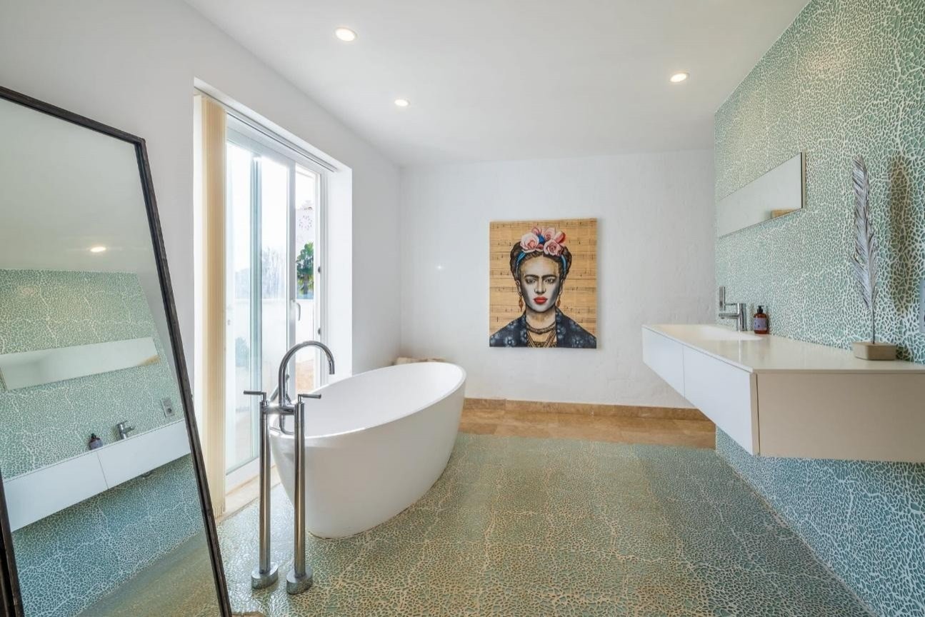 Genießen Sie ein Leben in Küstenruhe in dieser exklusiven Residenz, perfekt gelegen in zweiter Reihe zum Meer in der begehrten Enklave Sol de Mallorc